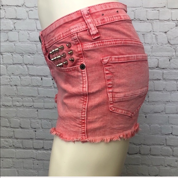 KENDELL & KYLIE / pink high rise spike shorts - Picture 3 of 8